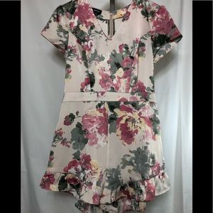 BeBe SS Floral V-Neck Ruffle Romper 4